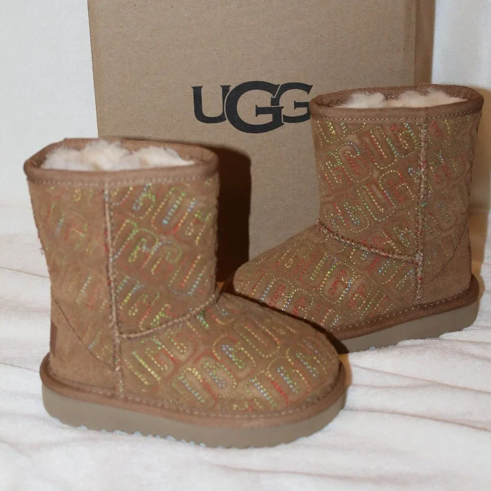 NIB UGG GIRL'S CLASSIC SHORT GRAPHIC STITCH LOGO‎ WINTER BOOTS CHESTNUT